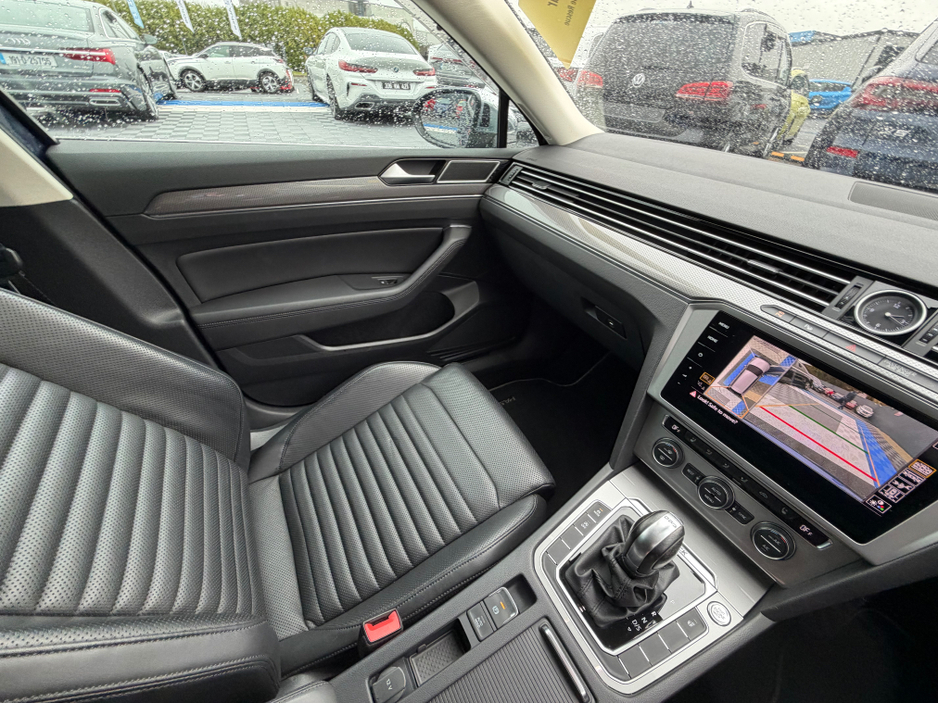 2020 Volkswagen Passat - image 25
