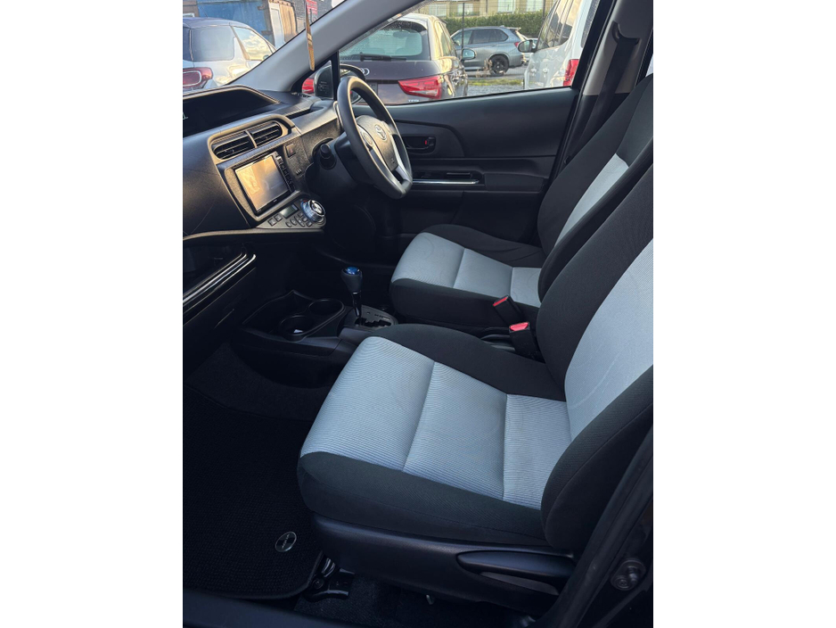 2014 Toyota Aqua - image 8