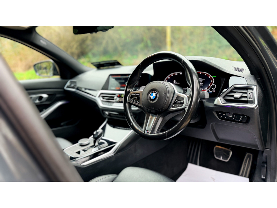 2021 BMW 3 Series - image 5