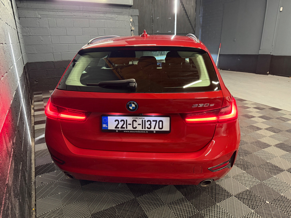 2022 BMW 3 Series - image 4