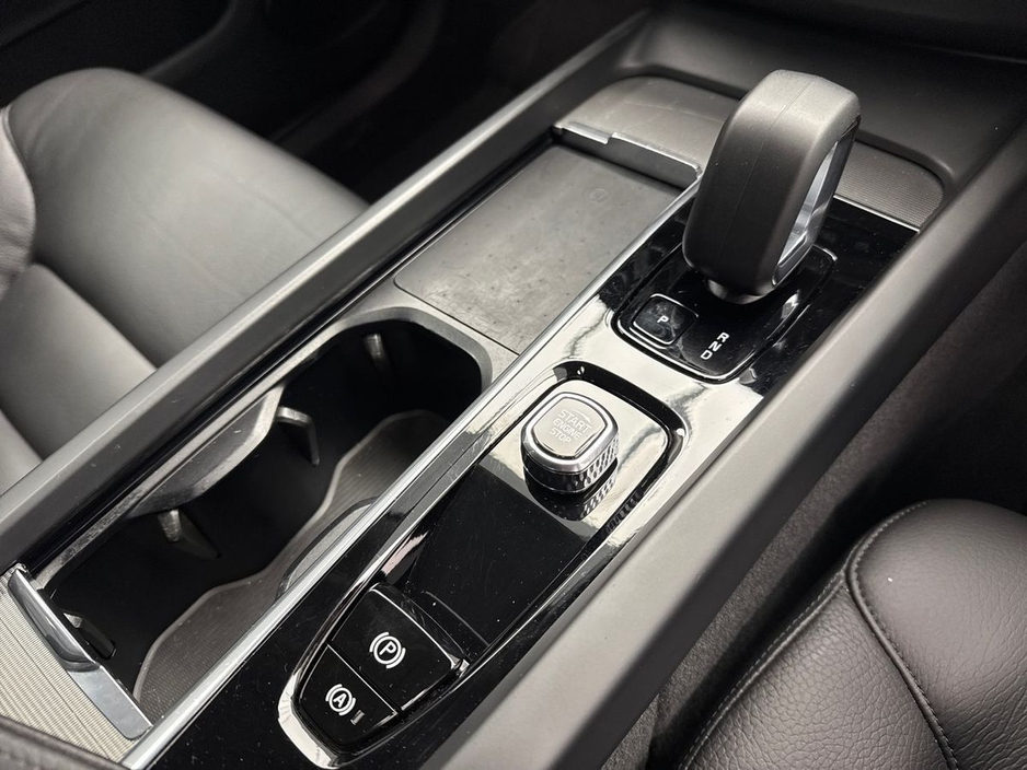 2022 Volvo XC60 - image 16