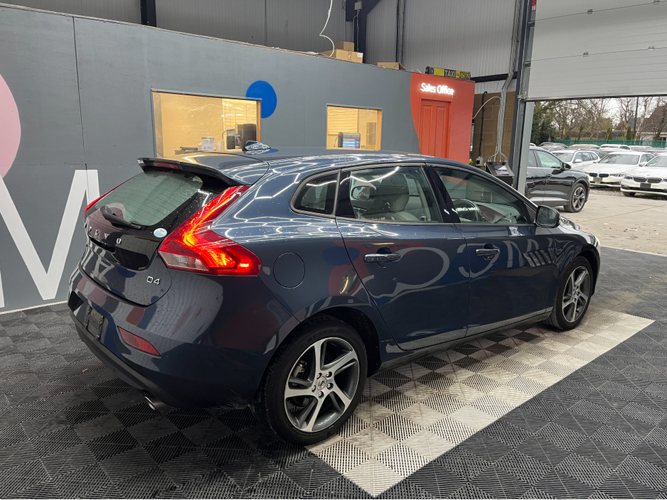 2018 Volvo V40 - image 2