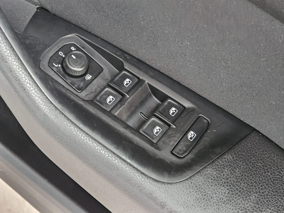 2018 Volkswagen Passat - image 6