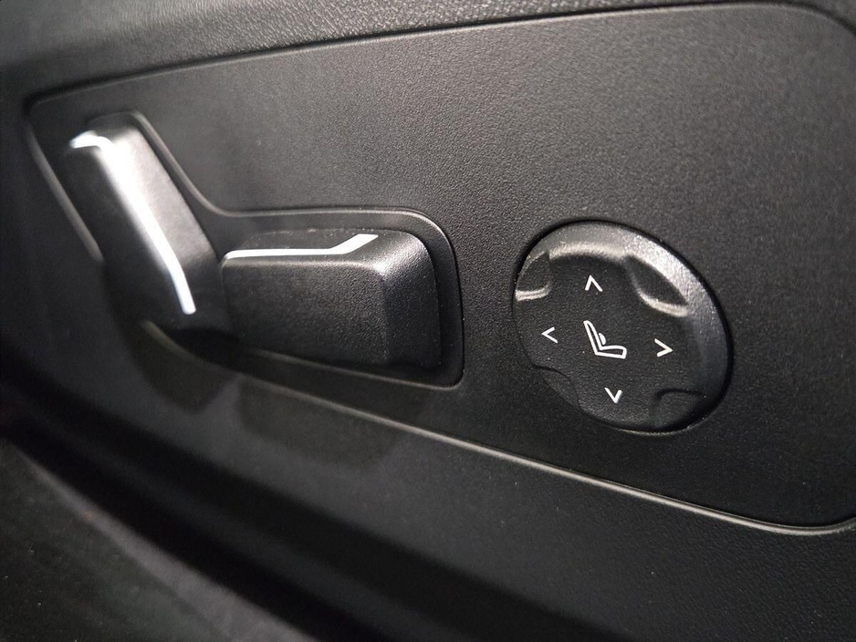 2025 BMW 5 Series - image 28