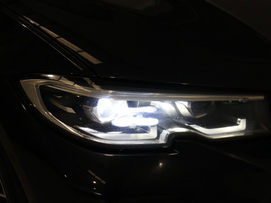 2019 BMW 3 Series - image 12