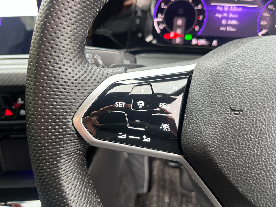 2022 Volkswagen Golf - image 23