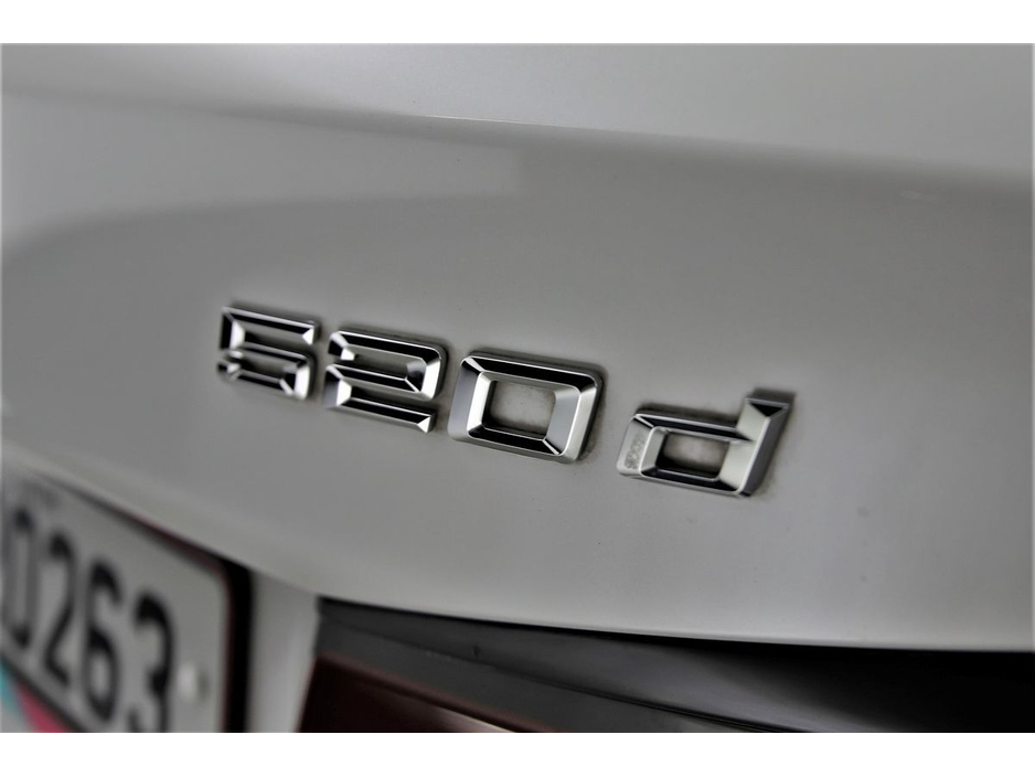 2021 BMW 5 Series - image 23