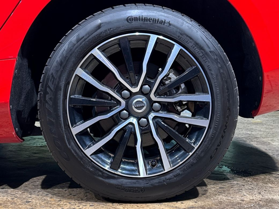 2019 Volvo V40 - image 11