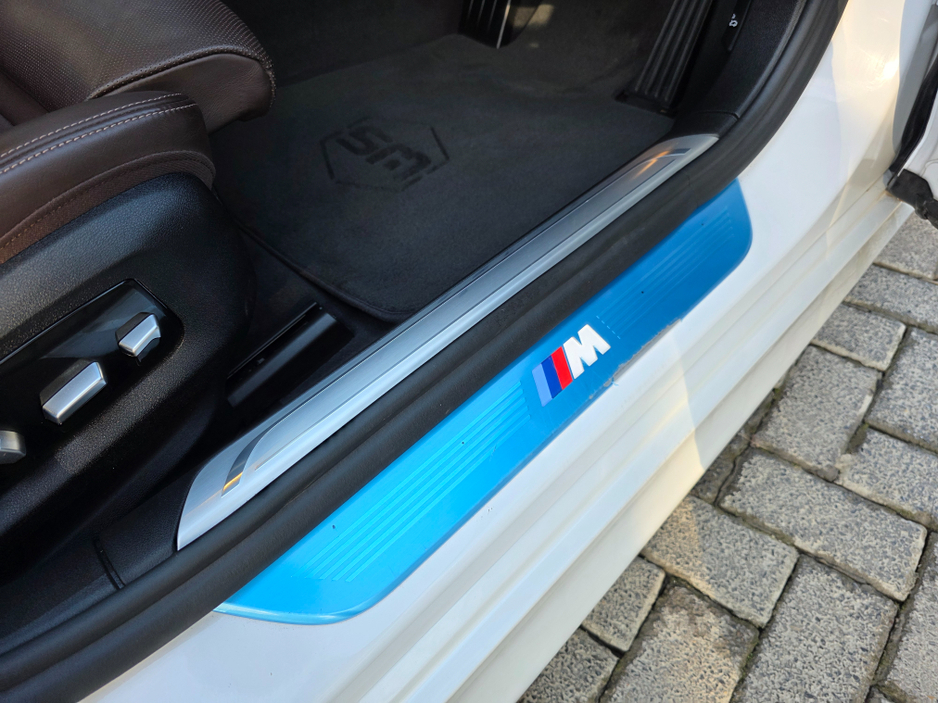 2017 BMW 7 Series - image 24