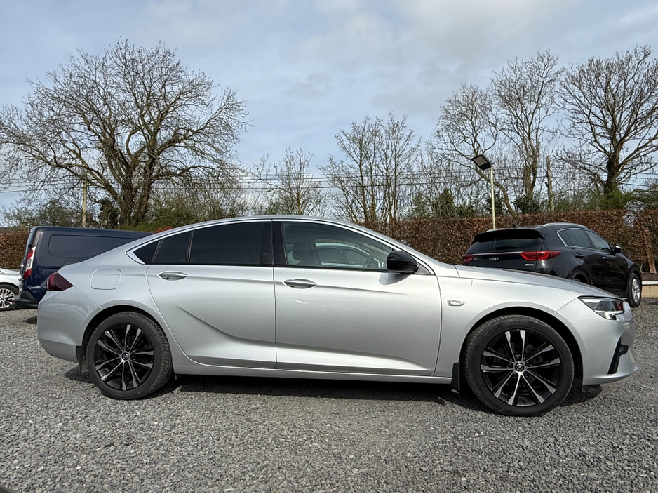 2022 Opel Insignia - image 4