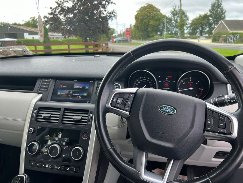 2018 Land Rover Discovery - image 13