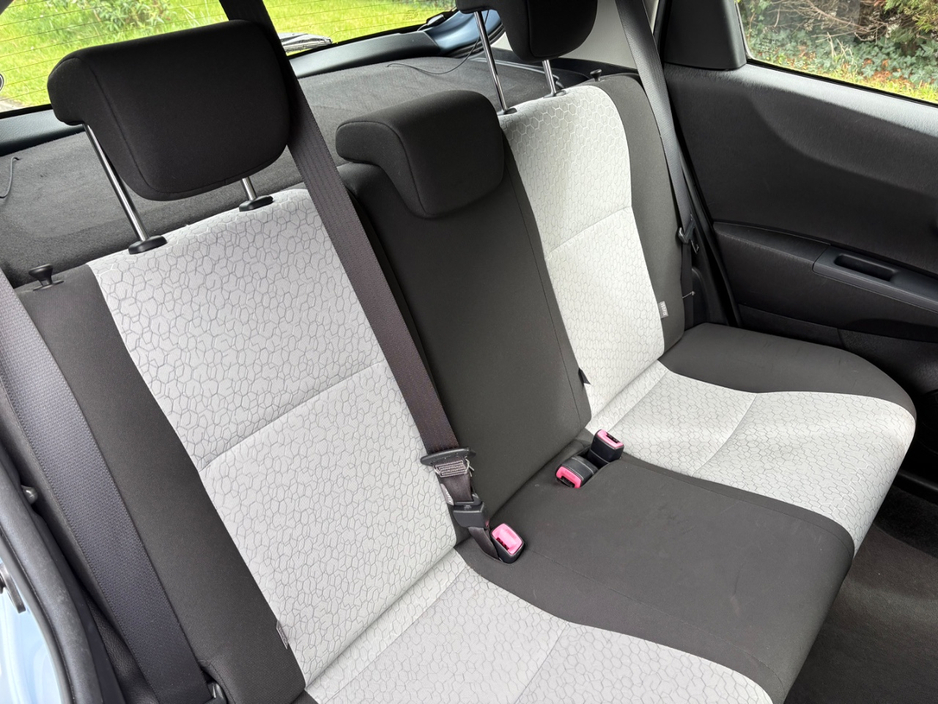 2012 Toyota Yaris - image 9