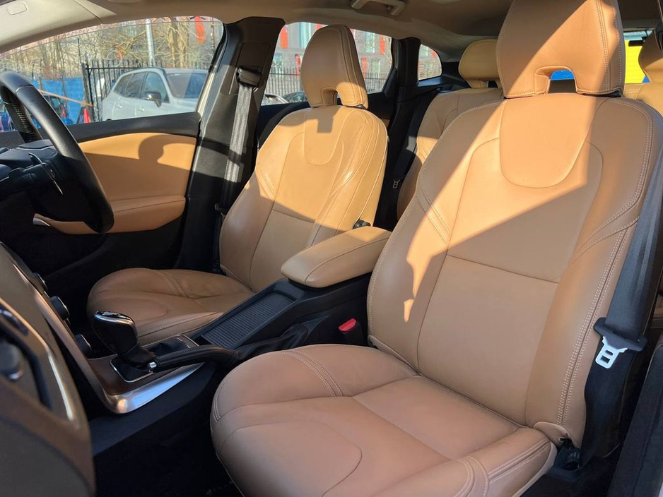 2019 Volvo V40 - image 7