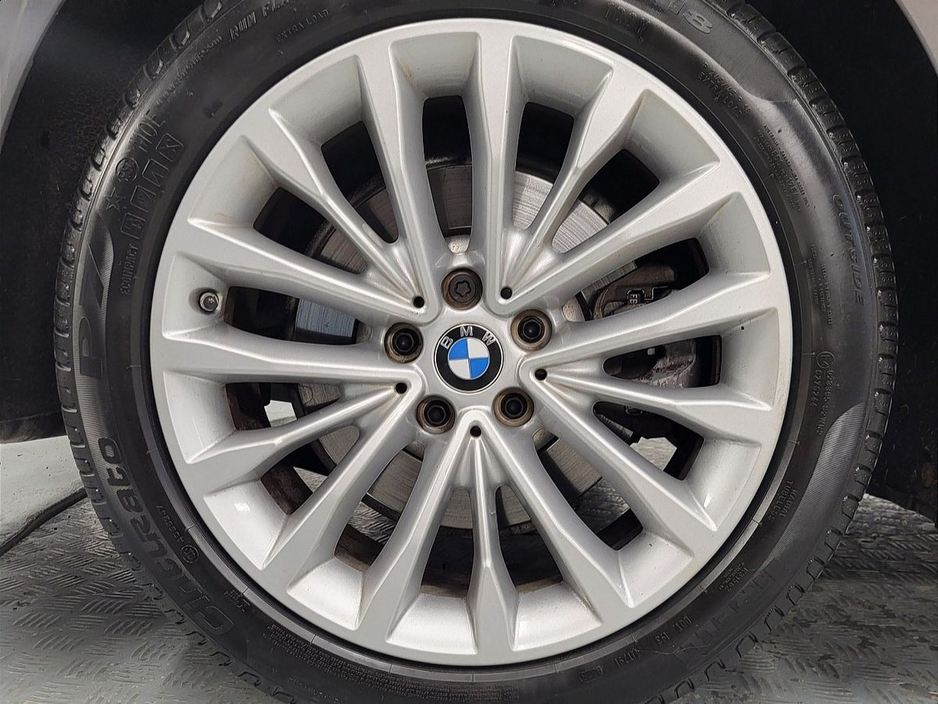 2022 BMW 5 Series - image 14