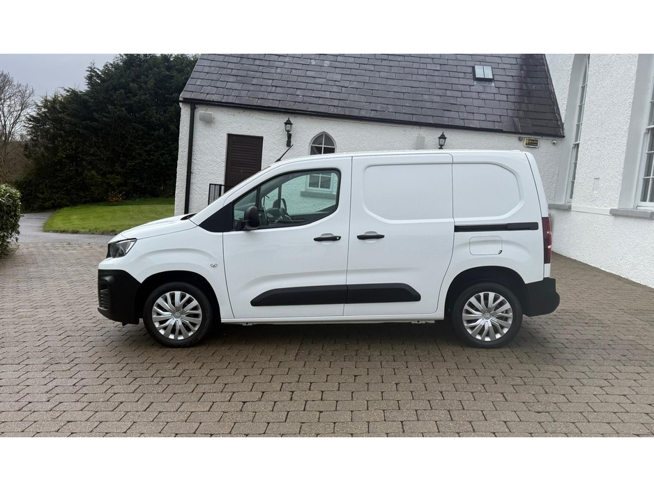 2022 Peugeot Partner - image 7