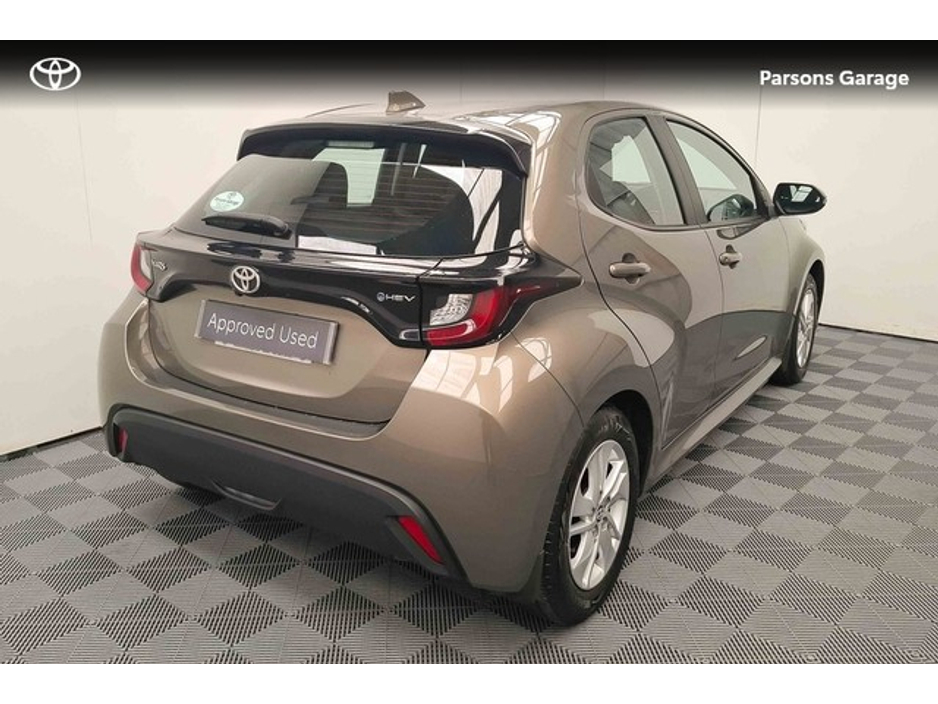 2024 Toyota Yaris - image 2