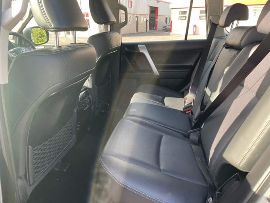 2020 Toyota Landcruiser - image 7