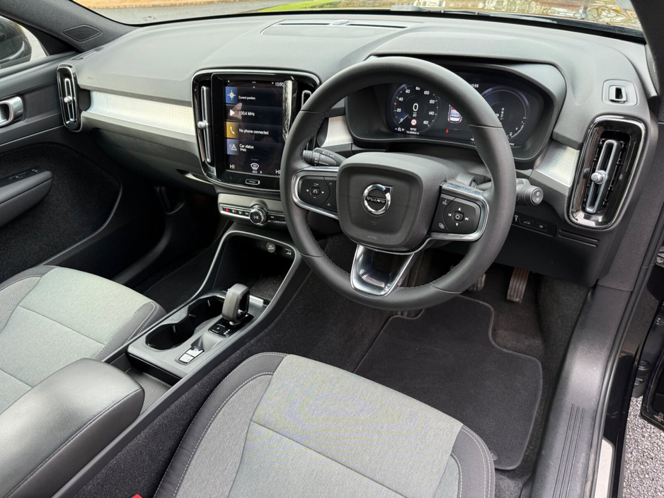 2023 Volvo XC40 - image 9