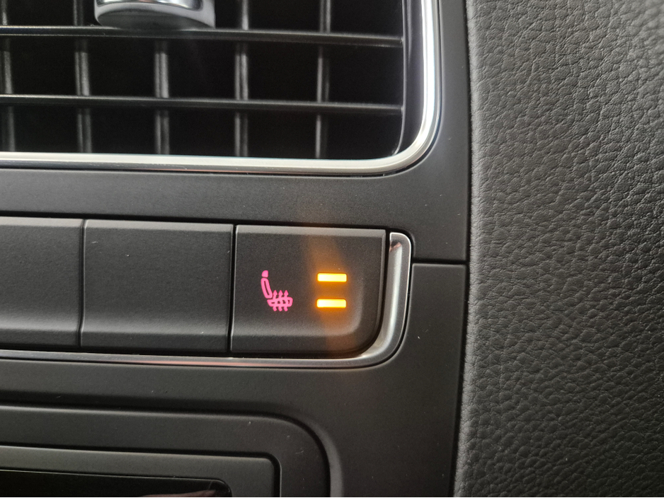 2016 Volkswagen Polo **HIGHLINE**AUTO**LEATHER/ALCANTARA SEATS**HEATED SEATS**ANDROID/APPLE MEDIA RADIO**DISTRONIC CRUISE CONTROL**LED HEADLAMPS**CLIMATE CONTROL**REVERSE CAMERA**AUTO LIGHTS**FOLDING MIRRORS**PADEL SHIFT* €13,899