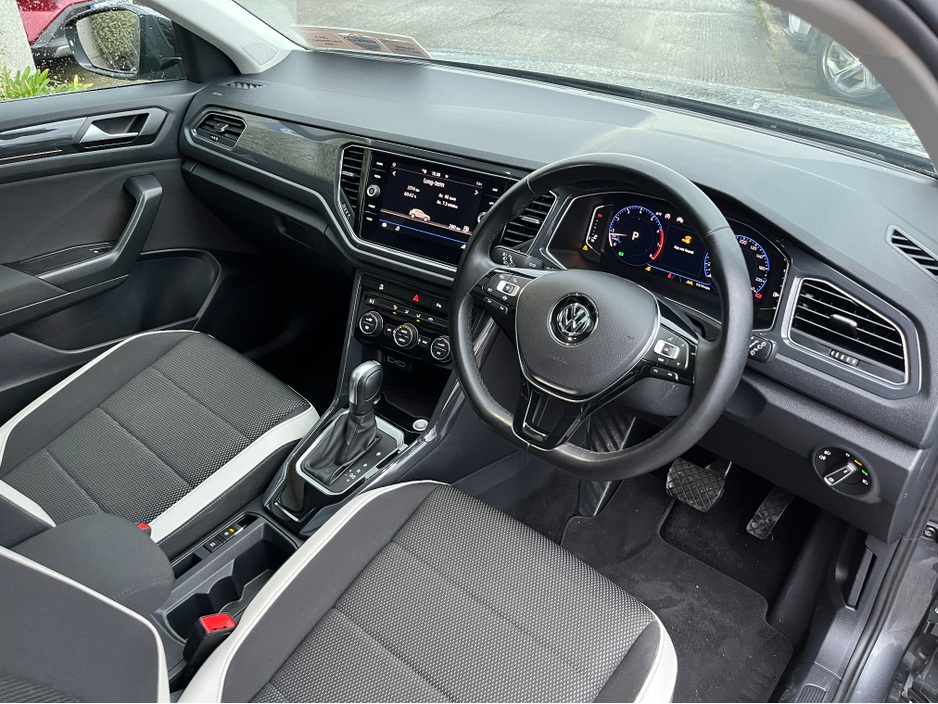 2020 Volkswagen T-Roc SPORT AUTOMATIC 1.5 PETROL //HIGH SPEC//PANORAMIC GLASS ROOF//SAT NAV//KEYLESS ENTRY//