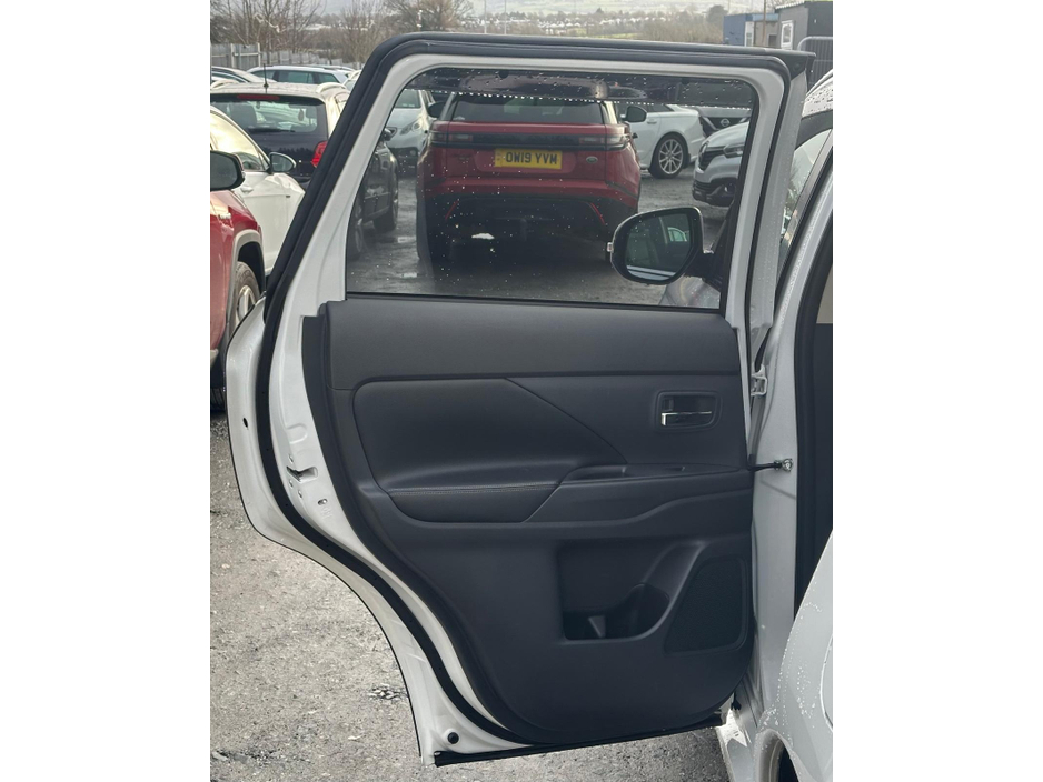 2014 Mitsubishi Outlander - image 13