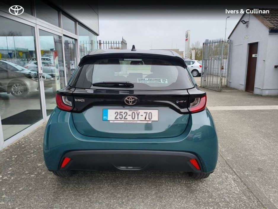 2025 Toyota Yaris - image 10