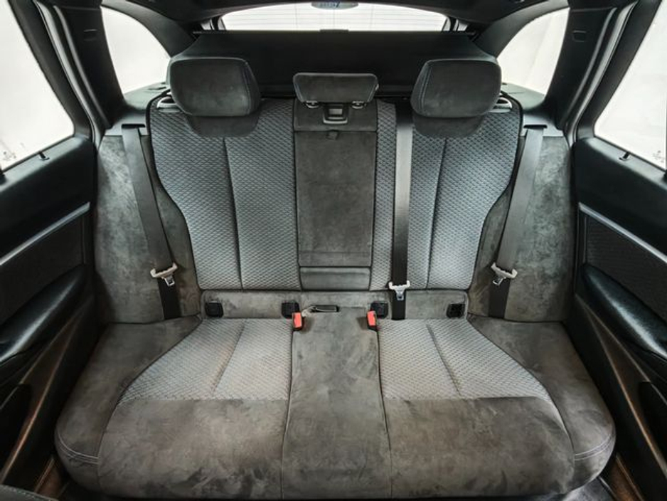 2018 BMW 3 Series - image 30