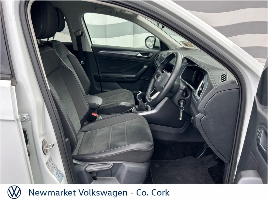 2023 Volkswagen T-Roc - image 7