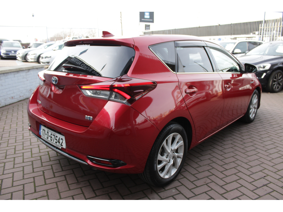 2017 Toyota Auris - image 4