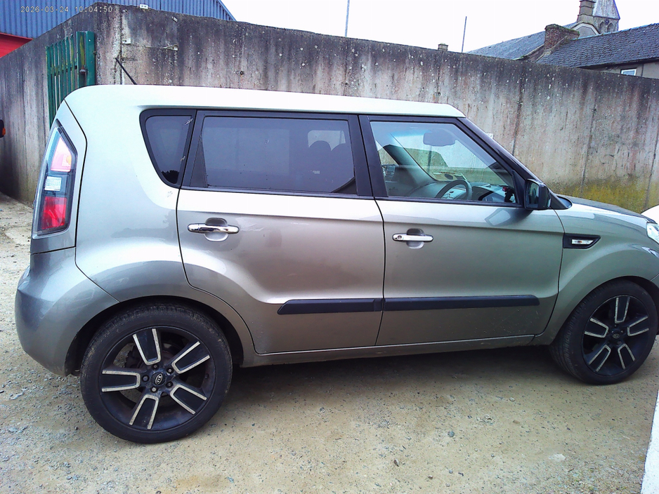 2010 Kia Soul - image 5