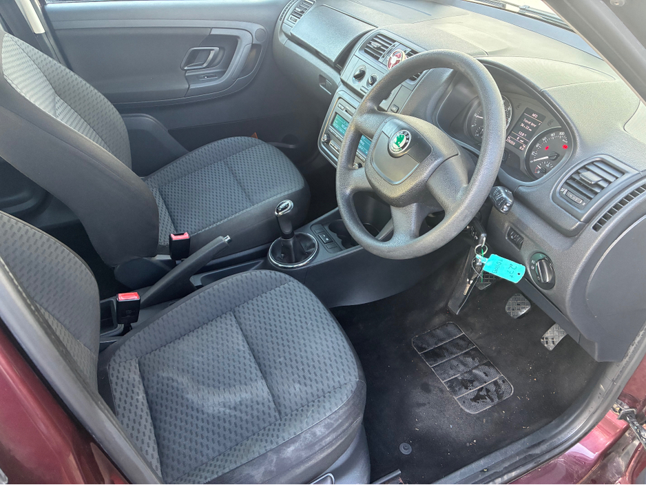 2011 Skoda Fabia - image 6