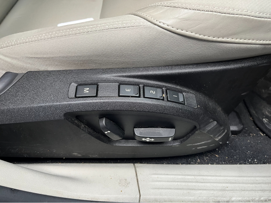 2015 Volvo V40 2015 VOLVO V40 D4 SE 2.0 AUTOMATIC / CRUISE CONTROL / REVERSE CAMERA / PADDLE SHIFTERS