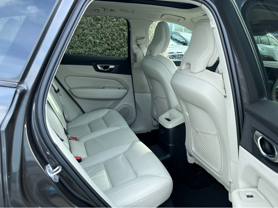 2023 Volvo XC60 - image 9