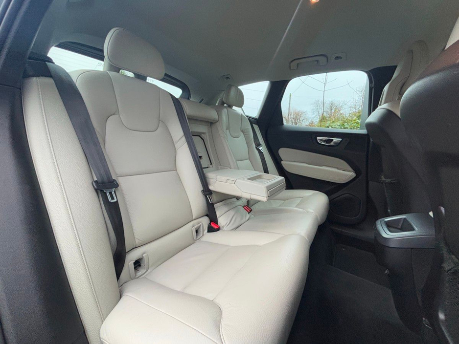2018 Volvo XC60 - image 10