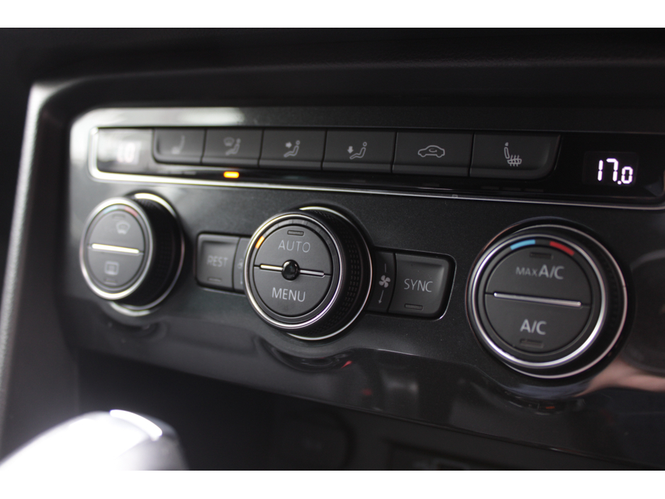 2018 Volkswagen Tiguan - image 16