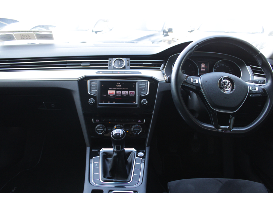 2015 Volkswagen Passat - image 16