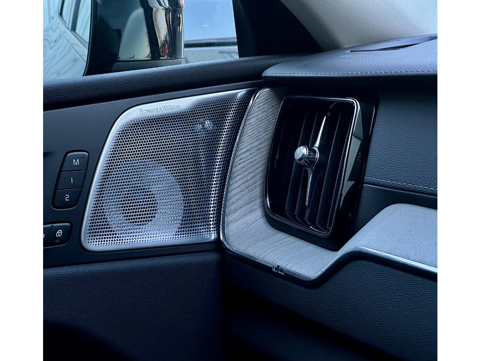 2025 Volvo XC60 - image 23