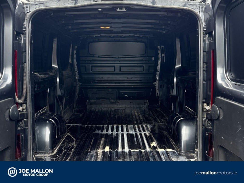 2022 Renault Trafic - image 13