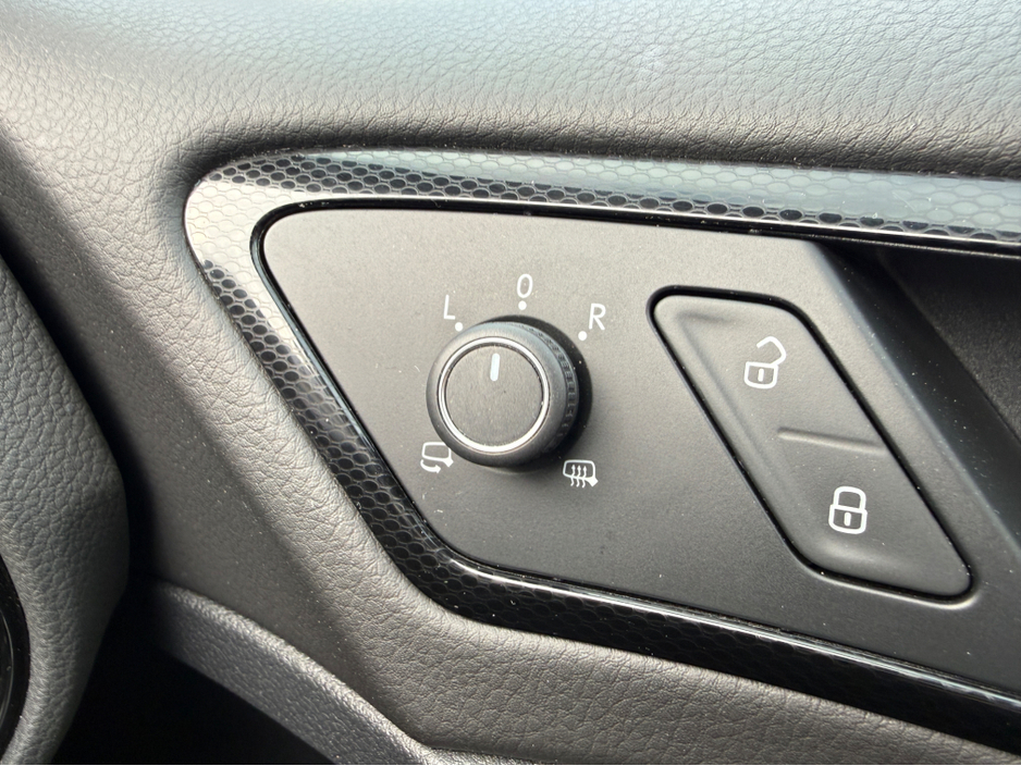 2015 Volkswagen Golf - image 18