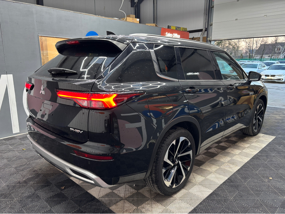 2024 Mitsubishi Outlander - image 2