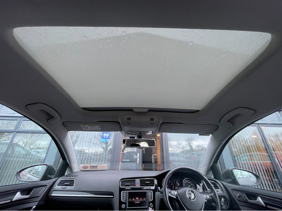 2017 Volkswagen Golf - image 12