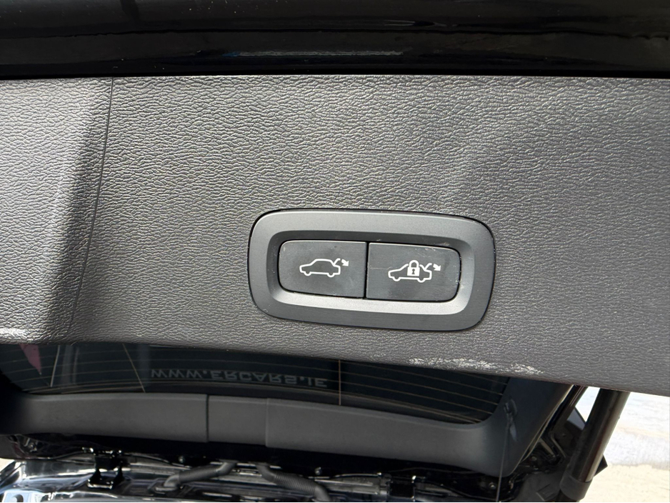 2023 Volvo XC40 - image 16