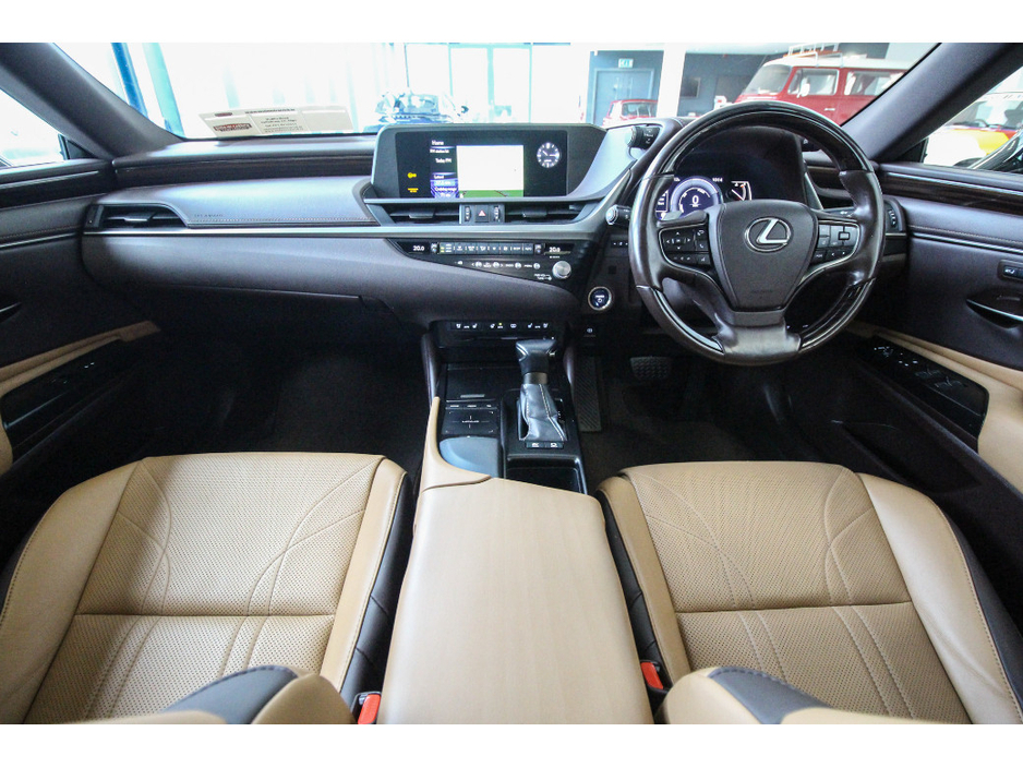 2021 Lexus ES 300 H - image 23