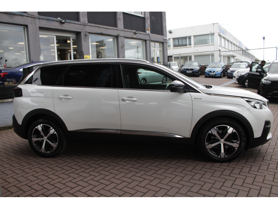 2020 Peugeot 5008 - image 3