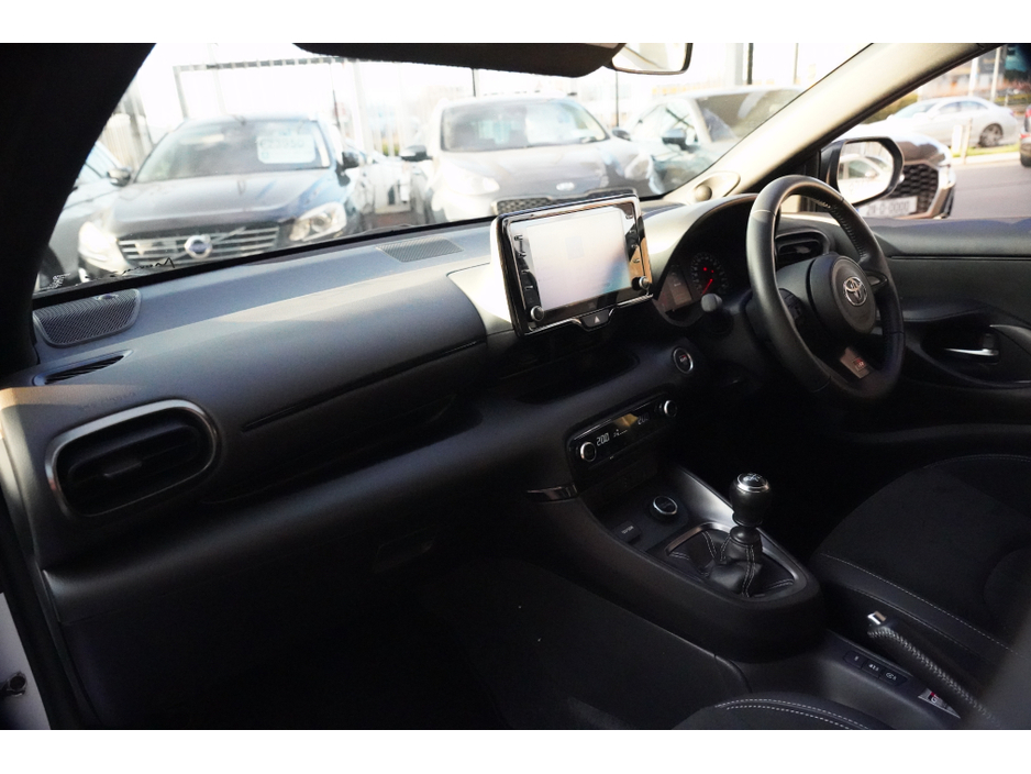 2020 Toyota Yaris - image 24