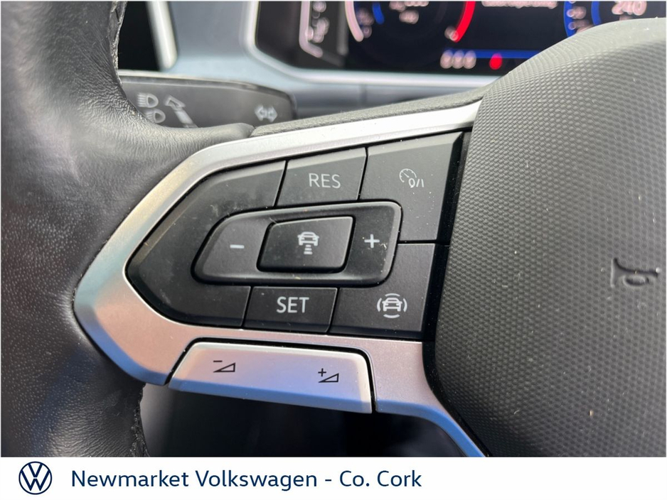 2023 Volkswagen T-Roc - image 4