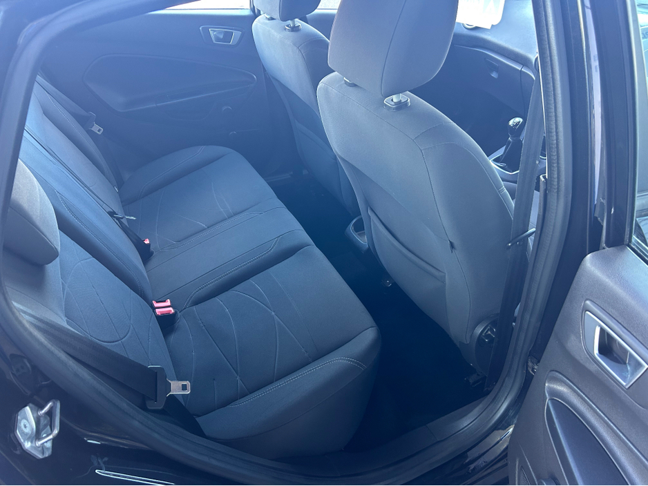 2017 Volkswagen Passat - image 3