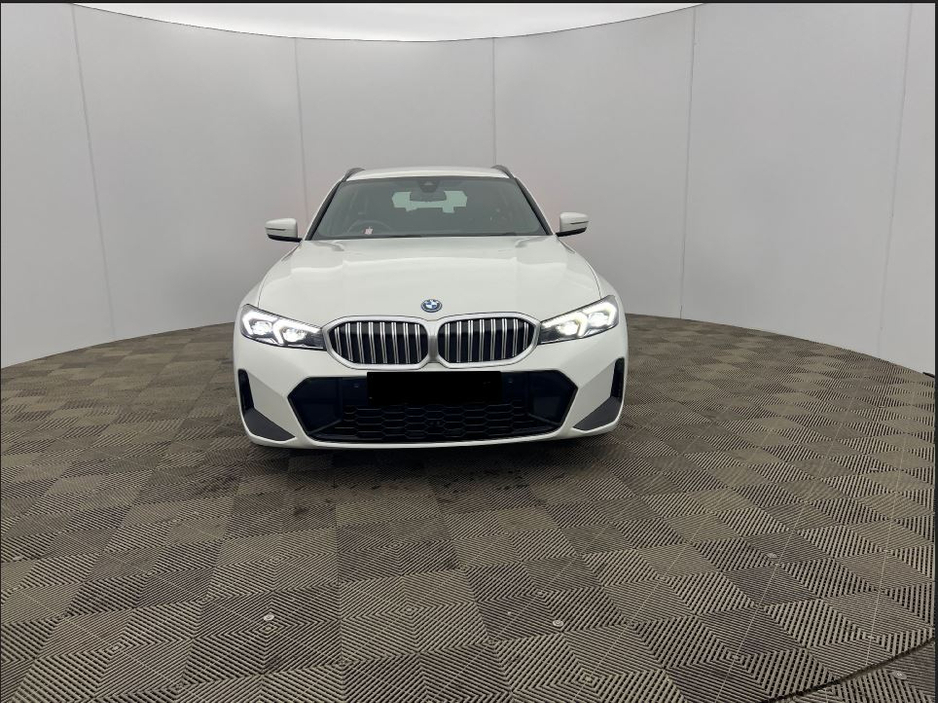 2023 BMW 3 Series - image 5