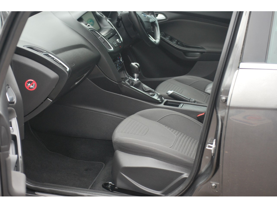 2016 Ford Focus - image 7
