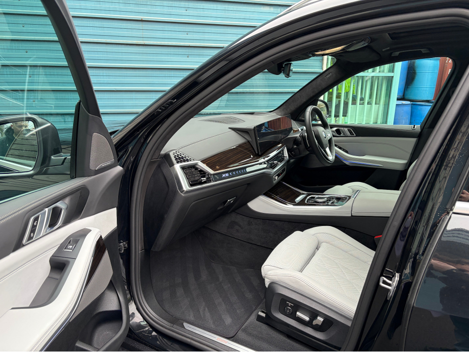 2025 BMW X5 - image 21